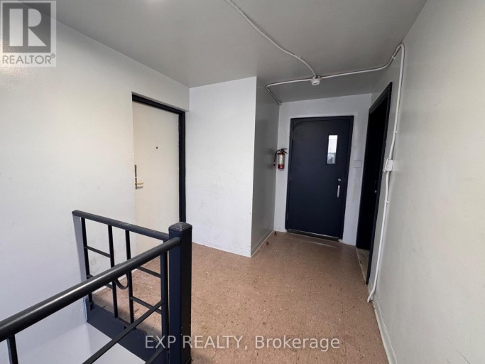 1 - 256 LAKESHORE ROAD E, Mississauga (Port Credit), Ontario, L5G1G9