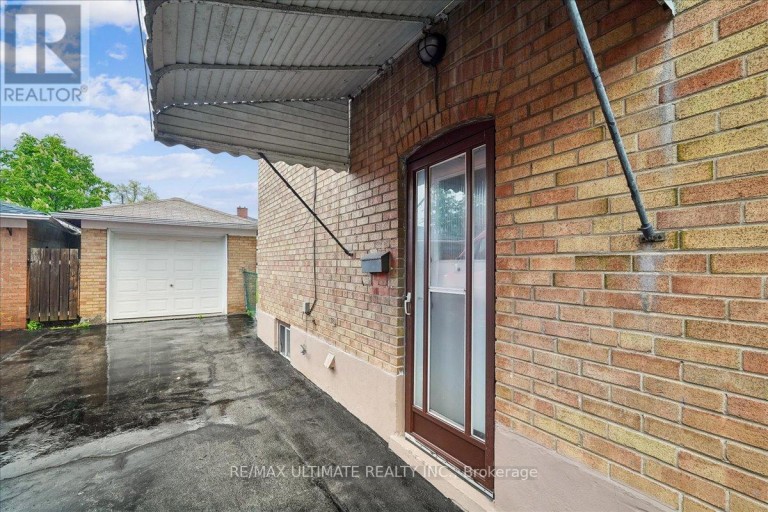 12 THURODALE AVENUE, Toronto (Brookhaven-Amesbury), Ontario, M6M3B3