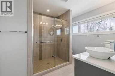 40 Henefer Road SW Calgary Alberta photo 14