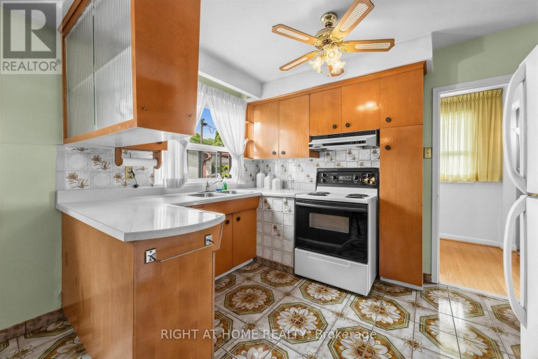 7 DAYSTROM DRIVE, Toronto (Humbermede), Ontario, M9M2A8