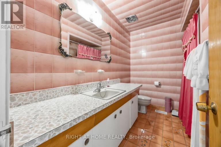 7 DAYSTROM DRIVE, Toronto (Humbermede), Ontario, M9M2A8