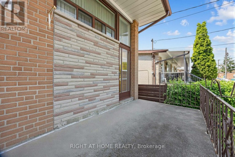 7 DAYSTROM DRIVE, Toronto (Humbermede), Ontario, M9M2A8