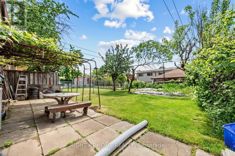 7 DAYSTROM DRIVE, Toronto (Humbermede), Ontario, M9M2A8