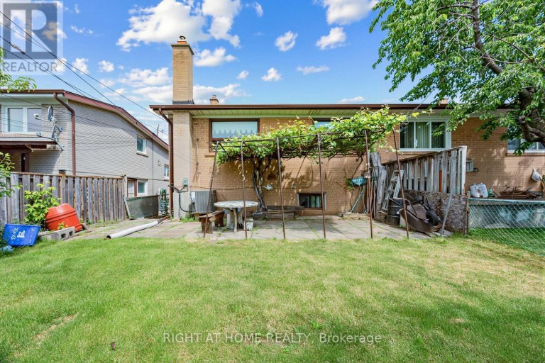 7 DAYSTROM DRIVE, Toronto (Humbermede), Ontario, M9M2A8