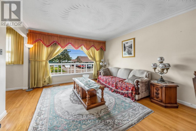 7 DAYSTROM DRIVE, Toronto (Humbermede), Ontario, M9M2A8