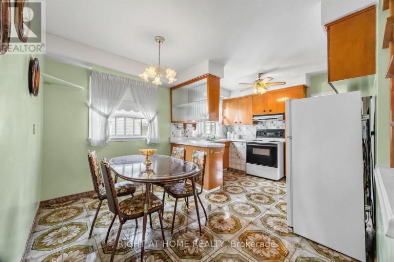 7 DAYSTROM DRIVE, Toronto (Humbermede), Ontario, M9M2A8