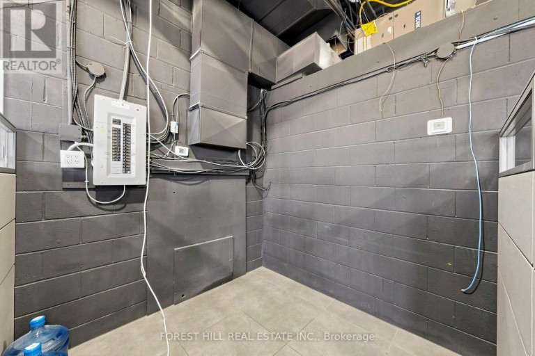 1502 SPEERS ROAD, Oakville (QE Queen Elizabeth), Ontario, L6L2X7