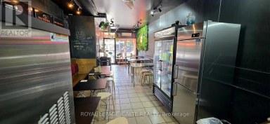 MAIN - 422 COLLEGE STREET Toronto (University) Ontario photo 2