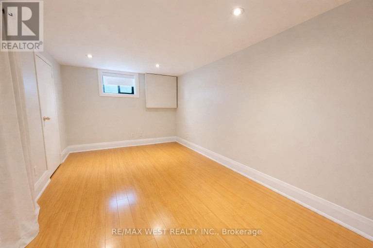 LOWER LEVEL - 32 HARROW DRIVE, Toronto (Brookhaven-Amesbury), Ontario, M6M2X3