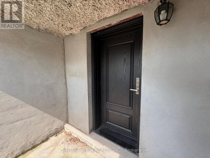 LOWER LEVEL - 32 HARROW DRIVE, Toronto (Brookhaven-Amesbury), Ontario, M6M2X3
