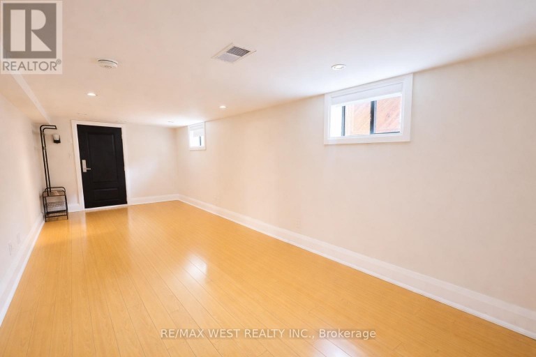 LOWER LEVEL - 32 HARROW DRIVE, Toronto (Brookhaven-Amesbury), Ontario, M6M2X3