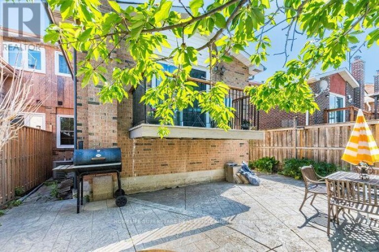 18 PLUTO DRIVE, Brampton (Madoc), Ontario, L6V3W5