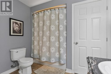 86 HURON STREET W South Huron (Exeter) Ontario photo 25