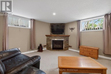 86 HURON STREET W South Huron (Exeter) Ontario photo 28