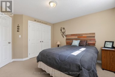 86 HURON STREET W South Huron (Exeter) Ontario photo 32