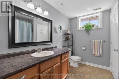 86 HURON STREET W South Huron (Exeter) Ontario photo 34