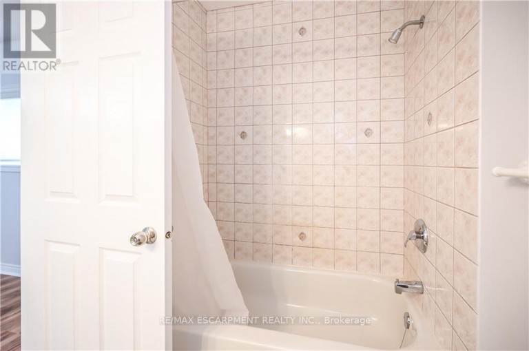 LOWER - 296 WINTERBERRY DRIVE, Hamilton (Stoney Creek), Ontario, L8J2N5