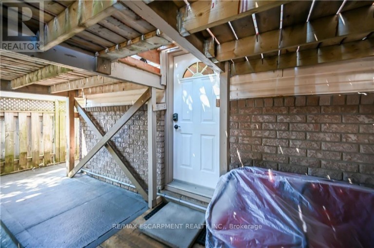 LOWER - 296 WINTERBERRY DRIVE, Hamilton (Stoney Creek), Ontario, L8J2N5