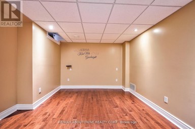 104 CABINET CRESCENT Vaughan (West Woodbridge) Ontario photo 9