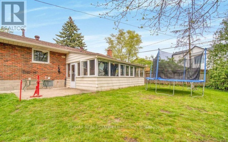 314 STRATHCONA DRIVE, Burlington (Shoreacres), Ontario, L7L2E1
