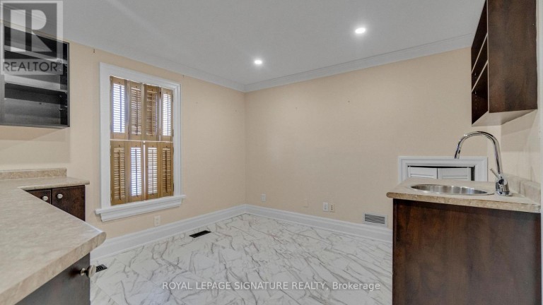 140 TRAFALGAR ROAD, Oakville (OO Old Oakville), Ontario, L6J3G5