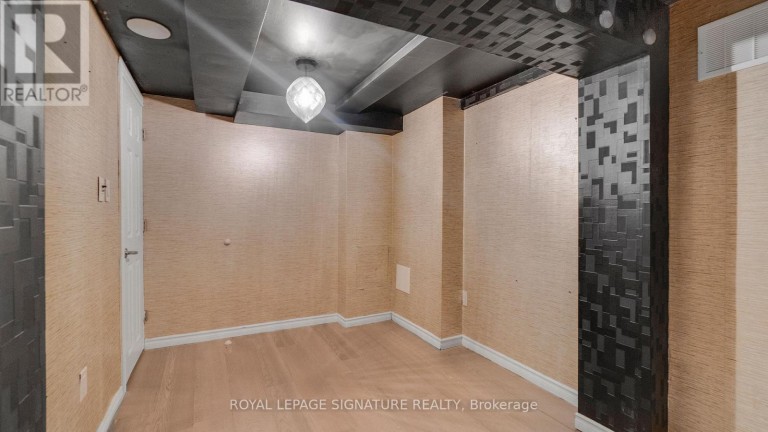 140 TRAFALGAR ROAD, Oakville (OO Old Oakville), Ontario, L6J3G5
