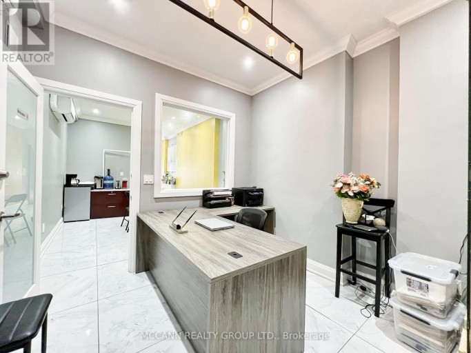 2544 EGLINTON AVENUE W, Toronto (Beechborough-Greenbrook), Ontario, M6M1T1