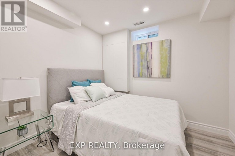 B - 922 LOGAN AVENUE, Toronto (Playter Estates-Danforth), Ontario, M4K3E4