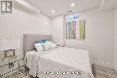 B - 922 LOGAN AVENUE Toronto (Playter Estates-Danforth) Ontario photo 2
