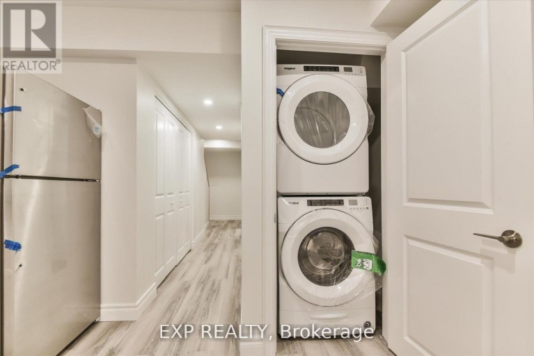 B - 922 LOGAN AVENUE, Toronto (Playter Estates-Danforth), Ontario, M4K3E4