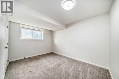 212 Lucas Place NW Calgary Alberta photo 40