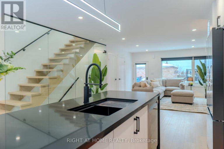 16 HABIBI LANE, Toronto (Corso Italia-Davenport), Ontario, M6E1N1