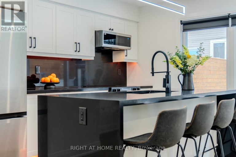 16 HABIBI LANE, Toronto (Corso Italia-Davenport), Ontario, M6E1N1