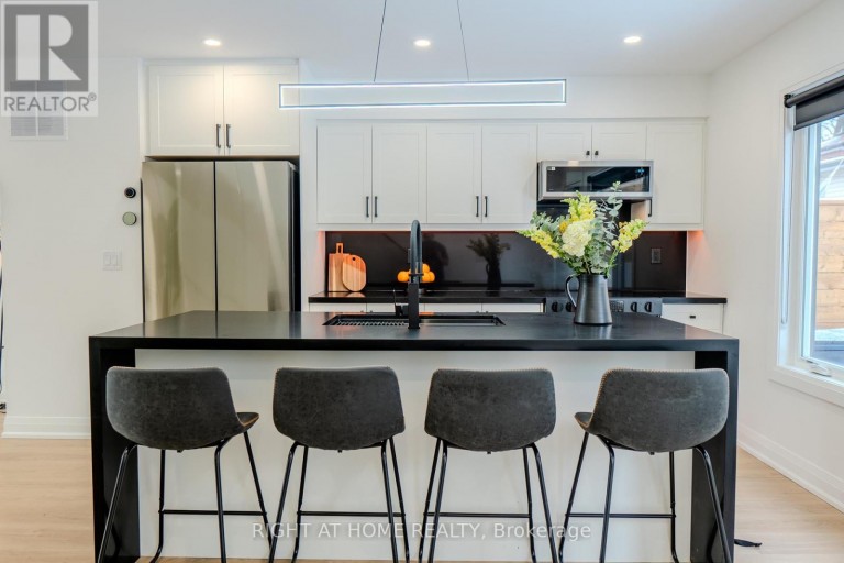16 HABIBI LANE, Toronto (Corso Italia-Davenport), Ontario, M6E1N1