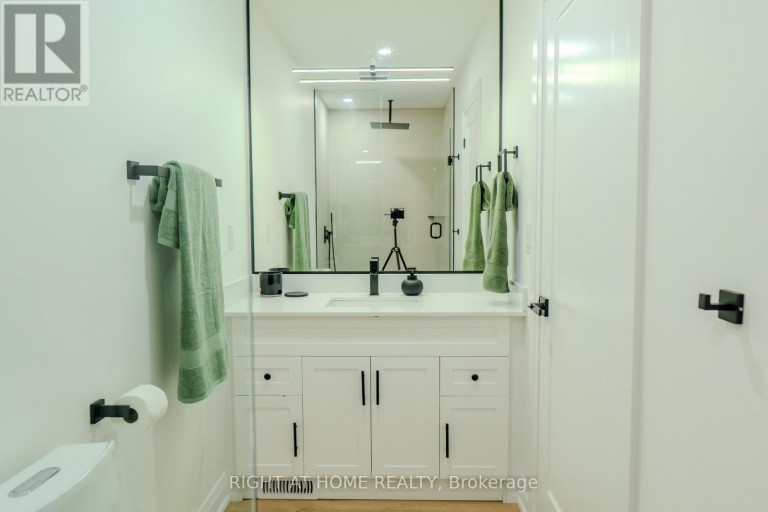 16 HABIBI LANE, Toronto (Corso Italia-Davenport), Ontario, M6E1N1