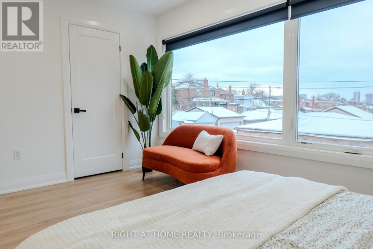16 HABIBI LANE, Toronto (Corso Italia-Davenport), Ontario, M6E1N1