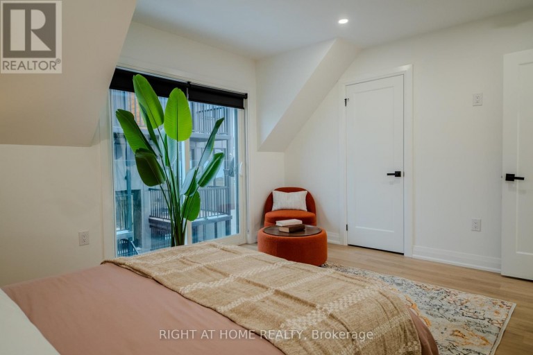 16 HABIBI LANE, Toronto (Corso Italia-Davenport), Ontario, M6E1N1
