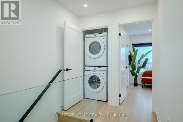 16 HABIBI LANE, Toronto (Corso Italia-Davenport), Ontario, M6E1N1