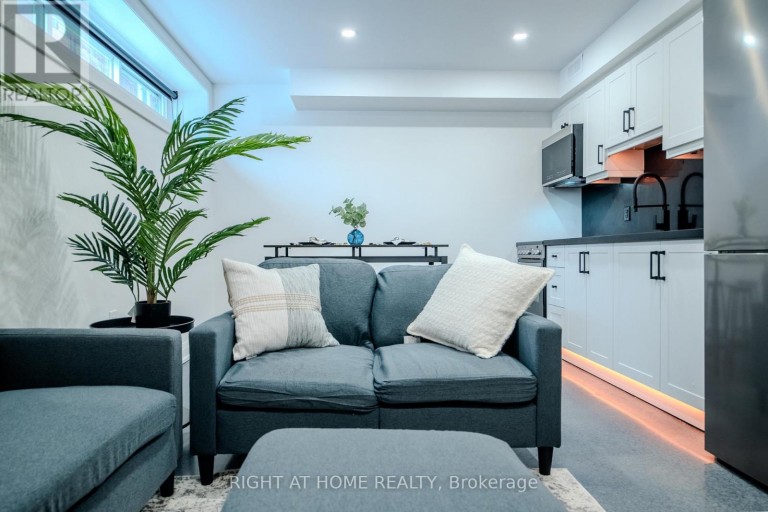16 HABIBI LANE, Toronto (Corso Italia-Davenport), Ontario, M6E1N1