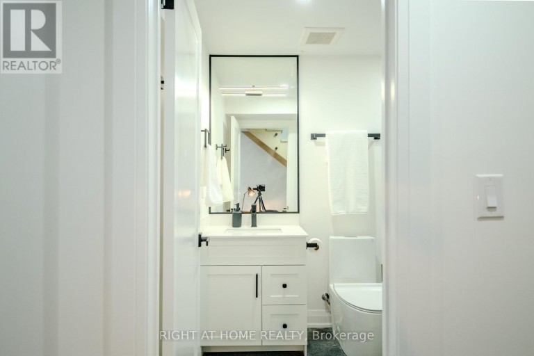 16 HABIBI LANE, Toronto (Corso Italia-Davenport), Ontario, M6E1N1