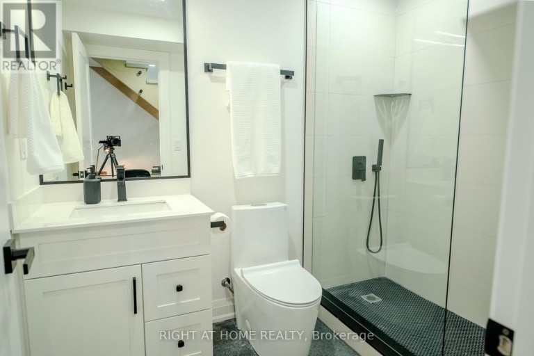 16 HABIBI LANE, Toronto (Corso Italia-Davenport), Ontario, M6E1N1