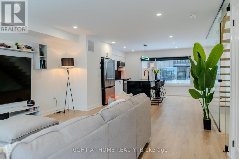 16 HABIBI LANE, Toronto (Corso Italia-Davenport), Ontario, M6E1N1