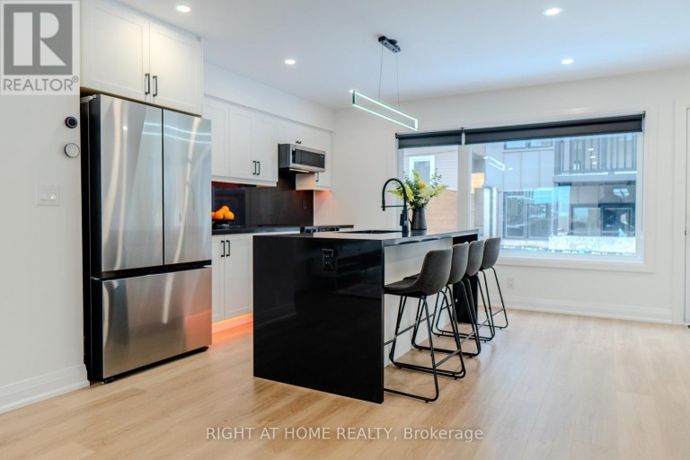16 HABIBI LANE, Toronto (Corso Italia-Davenport), Ontario, M6E1N1