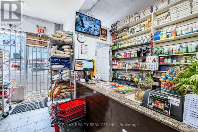 44 DEAN STREET, Brampton (Brampton East), Ontario, L6W1M6