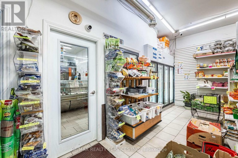 44 DEAN STREET, Brampton (Brampton East), Ontario, L6W1M6