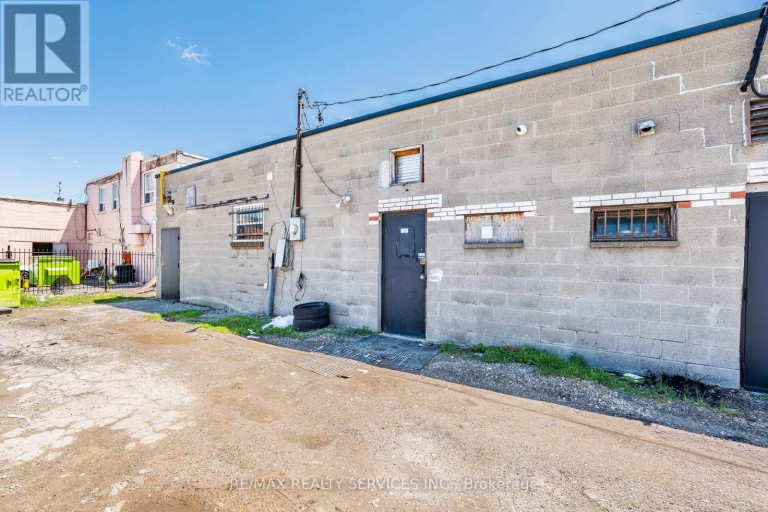44 DEAN STREET, Brampton (Brampton East), Ontario, L6W1M6