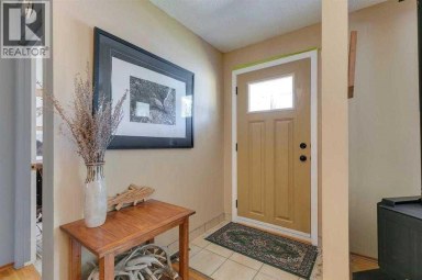 6140 Dalmarnock Crescent NW Calgary Alberta photo 2