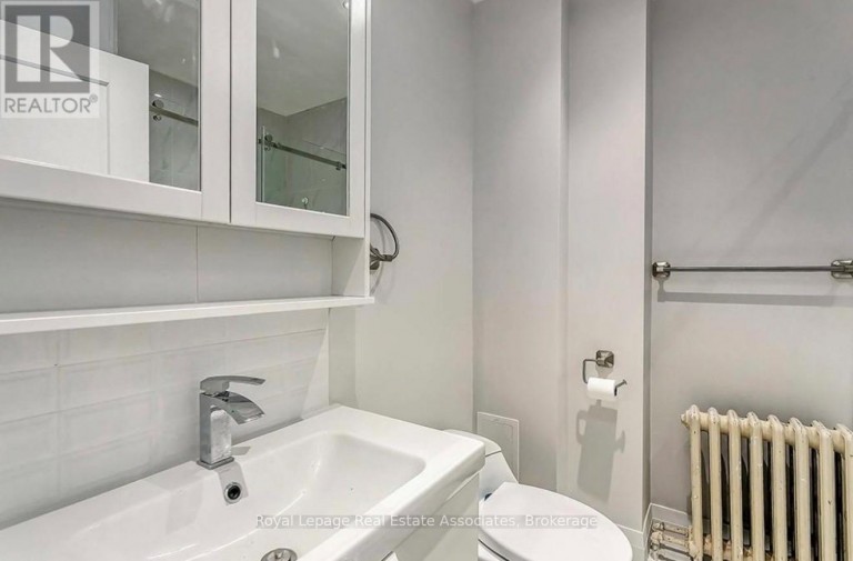 2 - 237 LAKESHORE ROAD E, Mississauga (Port Credit), Ontario, L5G1G8