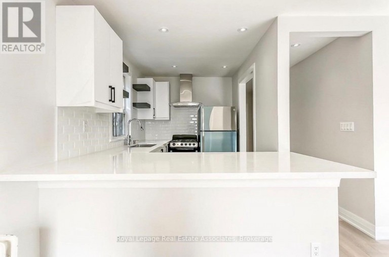 2 - 237 LAKESHORE ROAD E, Mississauga (Port Credit), Ontario, L5G1G8