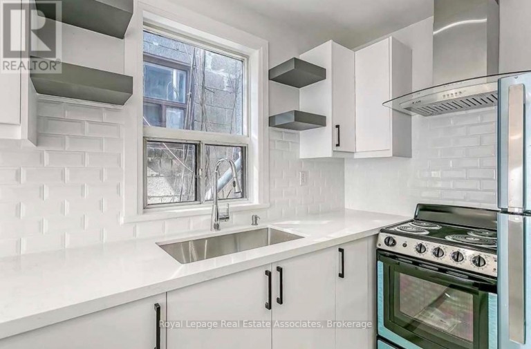 2 - 237 LAKESHORE ROAD E, Mississauga (Port Credit), Ontario, L5G1G8